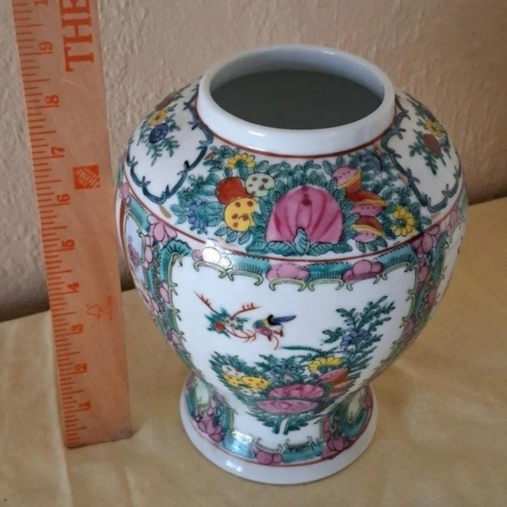 Vintage Chinese Family Rose Medallion Hand-Painted Asian‎ Porcelain Vase